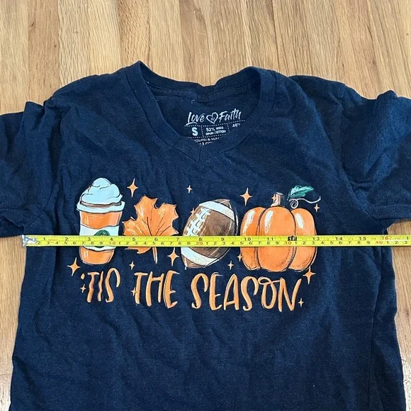 *last chance* Love in Faith | Women’s Black 'Tis the Season Graphic T-Shirt - Picture 11 of 11